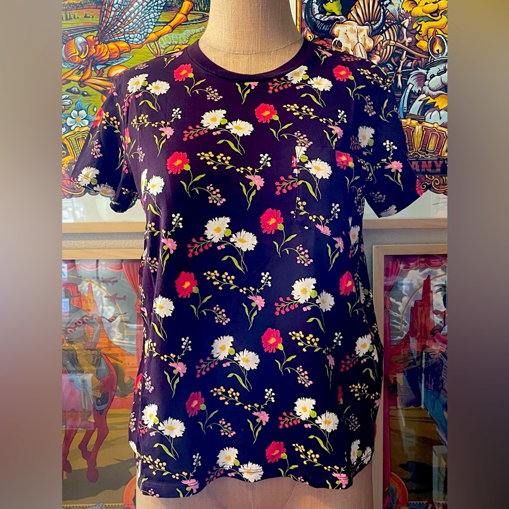 Levi’s pocket tee, burgundy floral, size large